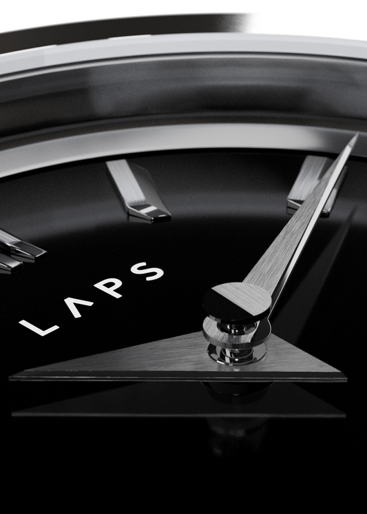 Gros plan des aiguilles sur le cadran noir laqué de la montre Arche LAPS